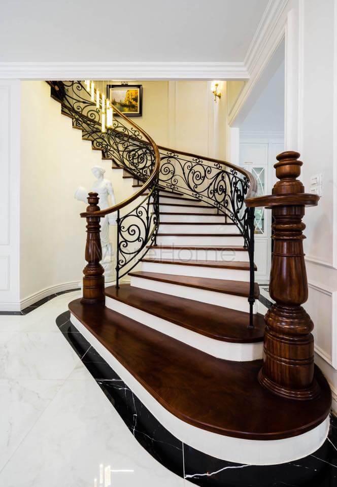 Cầu thang sắt tay vịn gỗ đầy nghệ thuật do KTS MoreHome thực hiện Cầu thang gỗ phên sắt, song sắt
