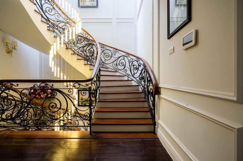 Thi công cầu thang sắt tay vịn gỗ óc chó cao cấp Cầu thang gỗ phên sắt, song sắt