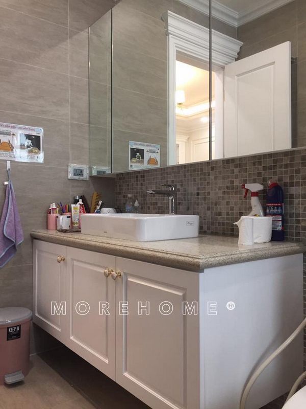 Công trình hoàn thành việc thi công nội thất bao gồm bàn đá lavabo và tủ gỗ lavabo tại nhà tắm nhà vệ sinh của biệt thự Ecopark Hưng Yên đã được hoàn thành.