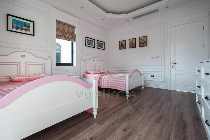 Phòng ngủ của con gái được trang bị với những bức tranh canvas có chủ đề về thiên nhiên, tranh trừu tượng cô bé,...