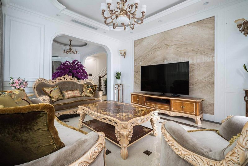 Để có một không gian biệt thự thật đẹp, cần phải chú ý đến các món đồ trang trí như thảm, gối ôm trên ghế sofa, tranh treo tường và đèn chùm.