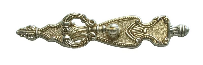 Tay nắm cổ điển màu bạc hoa văn sự tinh tế, đầy vẻ đẹp tinh xảo góp phần tôn lên nét sang trọng cao cấp của nội thất.