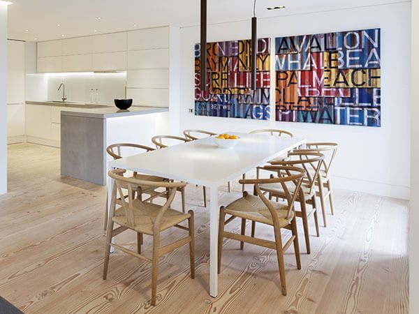 Xu hướng thịnh hành trong năm nay là thiết kế phòng bếp theo phong cách hiện đại. Phòng bếp được trang bị đầy đủ các tiện nghi, giúp các mẹ có thể nấu những bữa ăn ngon cho gia đình.